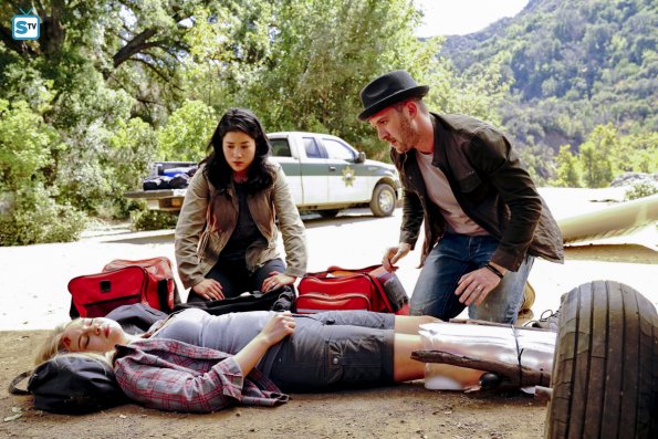 Happy Quinn (Jadyn Wong) et Toby Curtis (Eddie Kaye Thomas) s'occupe d'une blessée