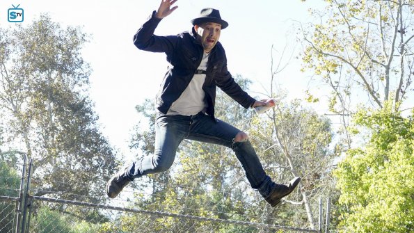 Toby Curtis (Eddie Kaye Thomas) saute par dessus une barrière