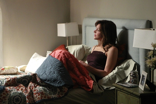 Paige Dineen (Katharine McPhee) dans un lit