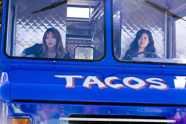 Paige Dineen (Katharine McPhee) et Happy Quinn (Jadyn Wong) dans un camion de tacos