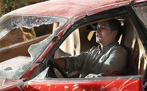 Walter O'Brien (Elyes Gabel) piégé dans sa voiture