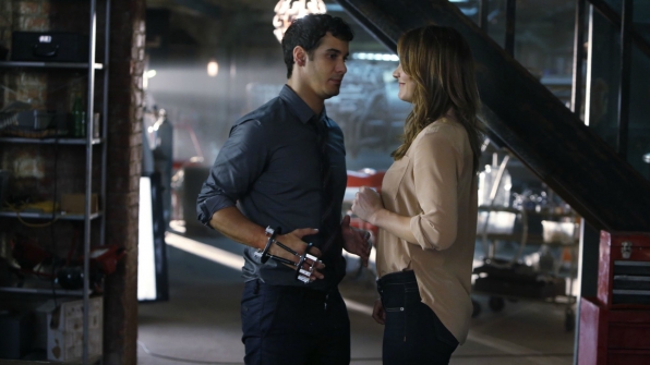 Paige Dineen (Katharine McPhee) et Walter O'Brien (Elyes Gabel) très proches
