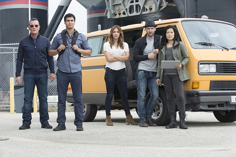 La team Scorpion pose devant une camionnette jaune
