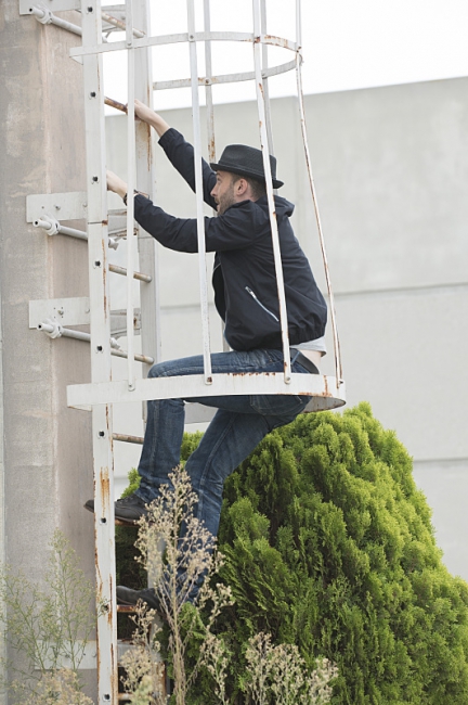 Toby Curtis (Eddie Kaye Thomas) monte à l'échelle