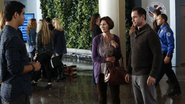 Walter (Elyes Gabel) accueille ses parents Louise (Pamela Shafer) et Sean (Glenn Keogh)