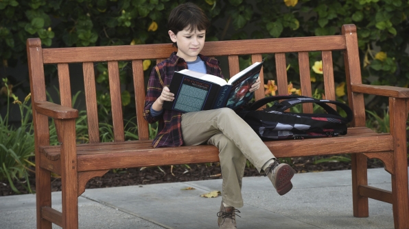 Ralph (Riley B. Smith) lit son livre sur un banc