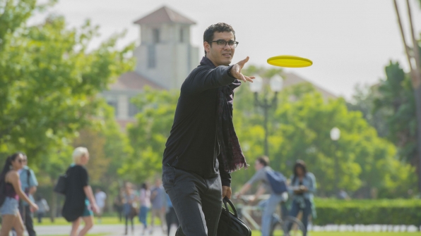 Walter (Elyes Gabel) lance un frisbee