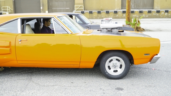 Walter (Elyes Gabel) est au volant d'une belle voiture jaune