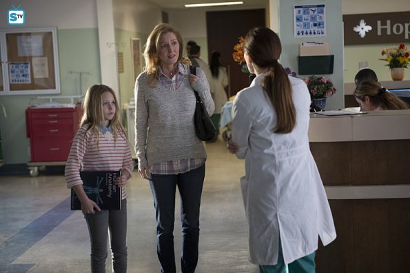 Jennifer Pearson (Karla Droege) et sa fille Olivia (Isabella Crovetti) discutent avec le Dr Bennett (Lena Georgas)