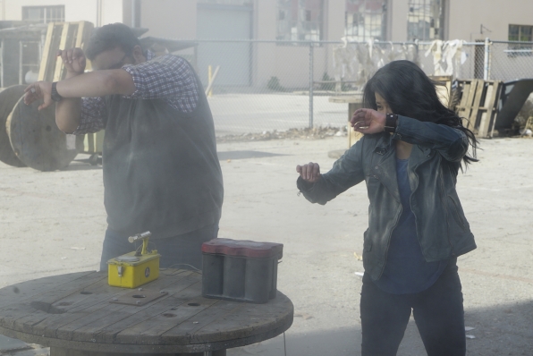 Sylvester Dodd (Ari Stidham) et Happy Quinn (Jadyn Wong) se protègent le visage