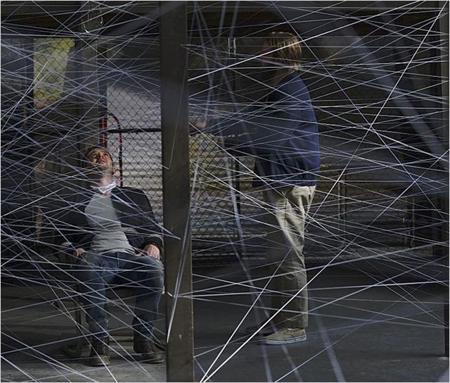 Toby Curtis (Eddie Kaye Thomas) se fait emprisonner derrière un piège rempli de fil