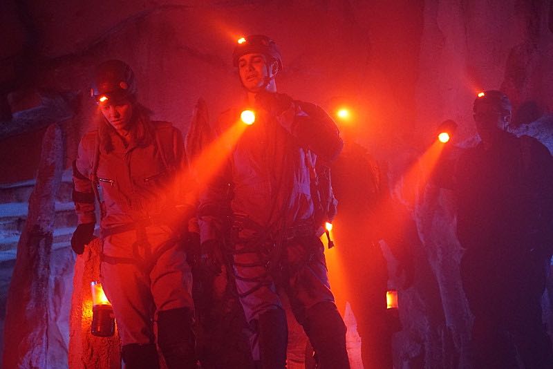 Walter O'Brien (Elyes Gabel) dans une grotte avec l'équipe