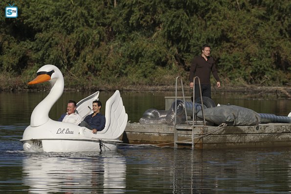 Walter O'Brien (Elyes Gabel) et Cabe Gallo (Robert Patrick) sur un cygne flottant